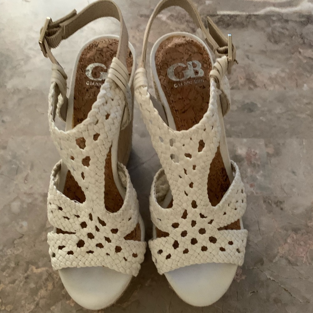 Giani Bini wedge - cream 4 1/2 in heel size 7m